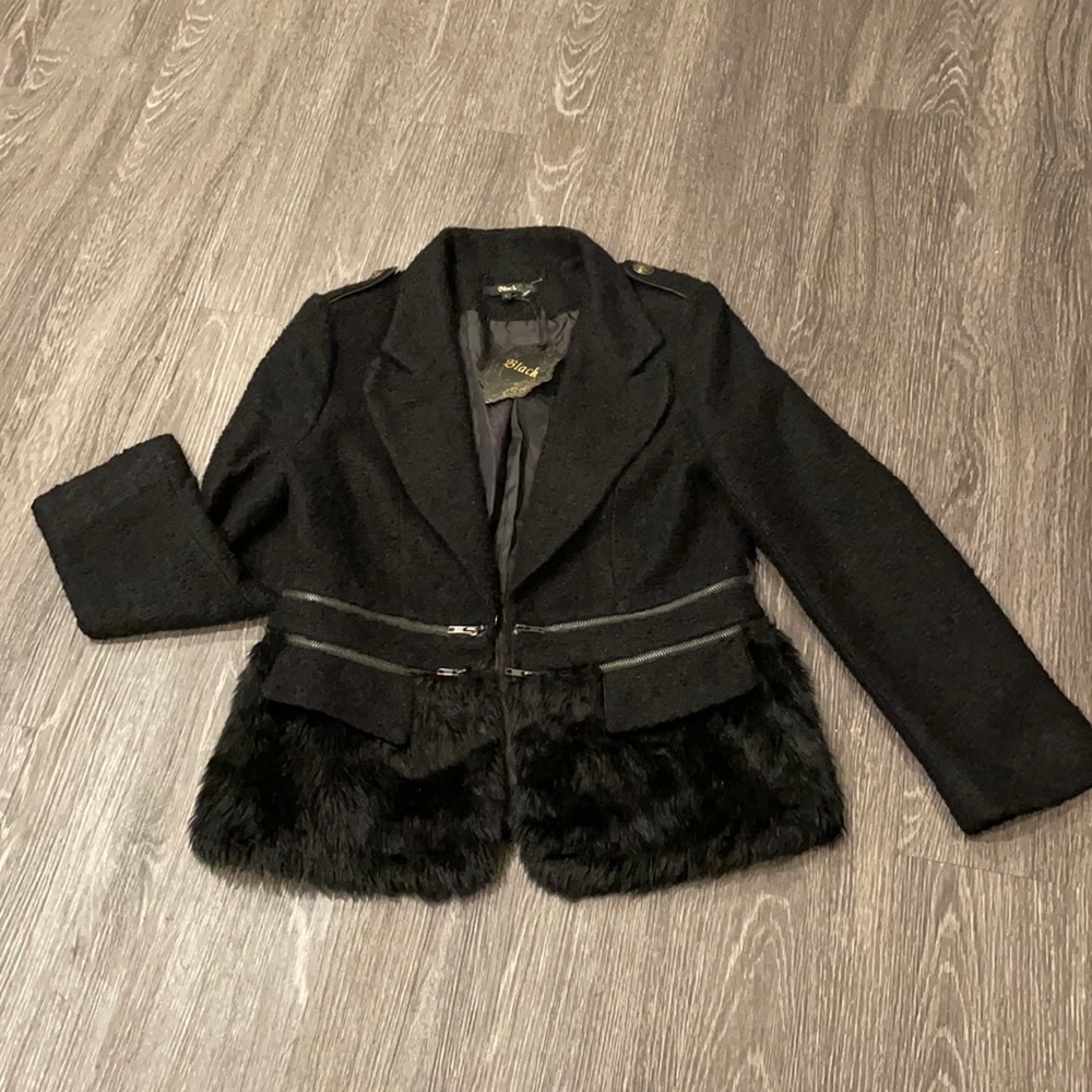New gorgeous black jacket with faux fur.